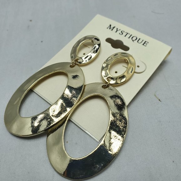 Mystique gold metal hammered double hoop earring - Picture 5 of 5